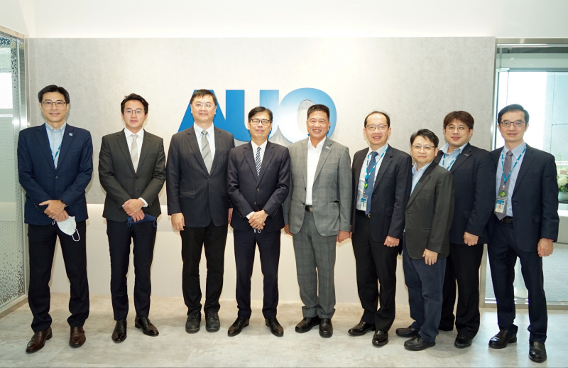 光電前進亞灣成立「AUO解決方案研發中心」，作為多元場域解決方案研發及試驗場域（圖中左為高雄市長陳其邁、圖中右為光電董事長彭双浪）